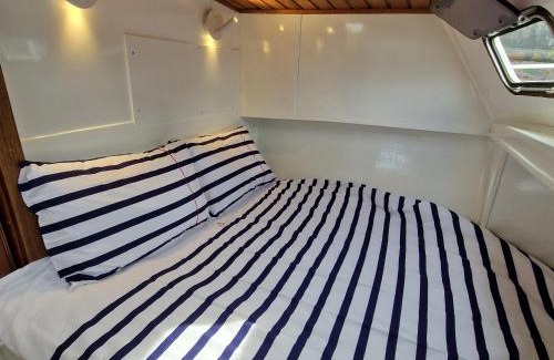 Eastern Docklands Boat Rental | Discover City Sailing: Guest Rated 8.2/10 for Comfort