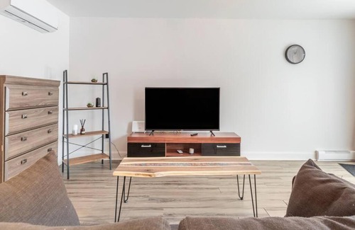 Cote-Des-Neiges—Notre-Dame-De-Grace Apartment | Stylish City Studio Apartment for Your Next Getaway