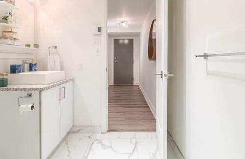 Cote-Des-Neiges—Notre-Dame-De-Grace Apartment | Stylish City Studio Apartment for Your Next Getaway