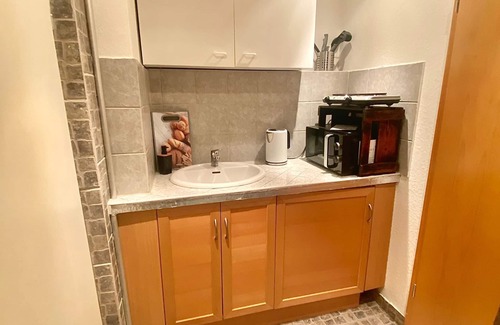 Fuerth Condo | Cozy City Studio: Wifi, Netflix & Family-Friendly Amenities