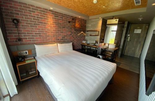 Yancheng District Hotel | Elegant City Suites - Kaohsiung Pier2 with Family-Friendly Amenities