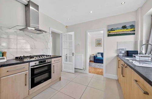 Offerton House | City SuperHost Lovely 3 bed Wythenshawe Home