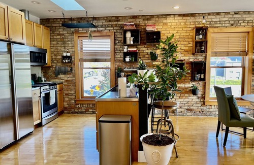 Lansing Apartment | Pet Friendly City Treehouse Loft in Vibrant Old Town Lansing