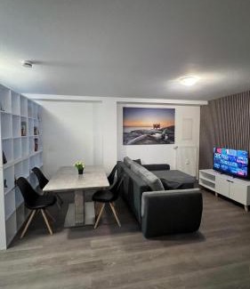 Heilbronn Apartment | Oceanfront City Unterkunft: Family-Friendly with Pool Access