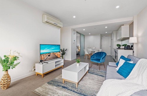 Malvern Apartment | Serene Oasis: Poolside Bliss with Breathtaking Views