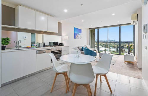 Malvern Apartment | Serene Oasis: Poolside Bliss with Breathtaking Views