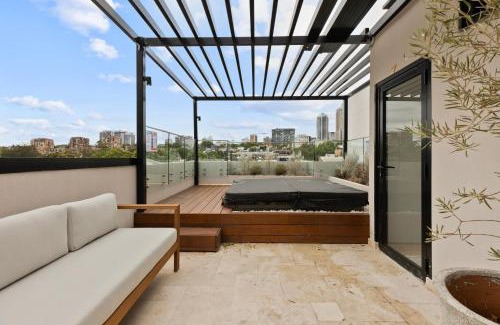 Woolloomooloo Apartment | City-View Retreat with Tranquil Rooftop Spa