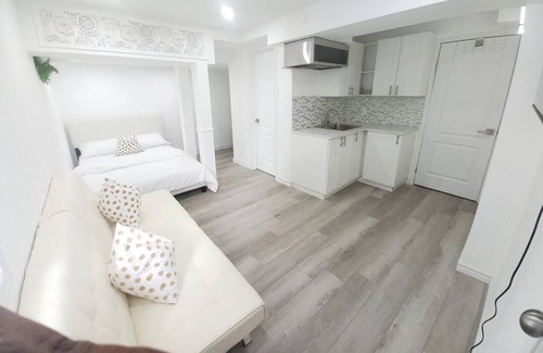 Orillia Apartment | City-View Studio with Hot Tub