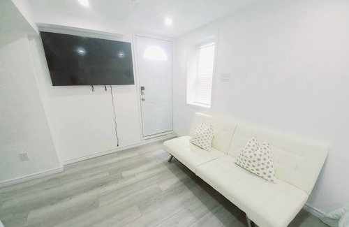 Orillia Apartment | City-View Studio with Hot Tub