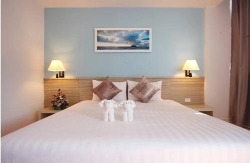 Karon Hotel | City View Superior Room Near Karon Beach with Breakfast