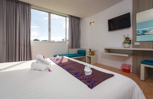 Karon Hotel | City View Superior Room Near Karon Beach with Breakfast