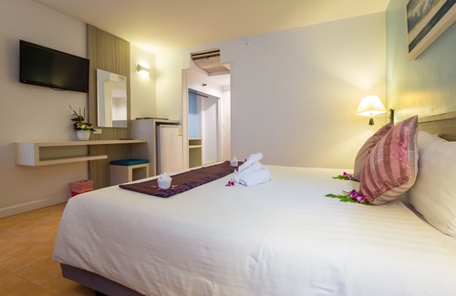 Karon Hotel | City View Superior Room Near Karon Beach with Breakfast