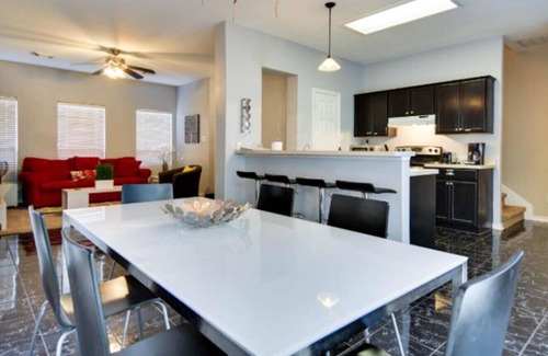 Historic Garderns House | Explore City Views: Steps from AlamoDome & Riverwalk