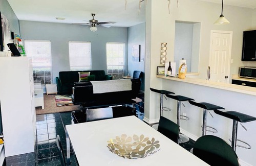 Historic Garderns House | Explore City Views: Steps from AlamoDome & Riverwalk