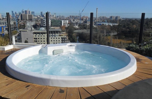 Abbotsford Apartment | Pet-Friendly City Views Riverside Resort with Spa & Pool