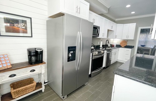 Rome House | Prime City Views: Walk Downtown, Tennis & Riverwalk Access