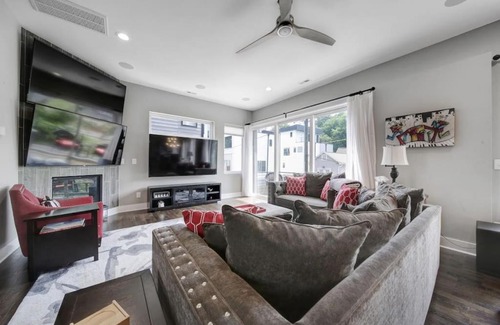 Third Ward House | City Views: Walk to Panthers Stadium with Family-Friendly Perks