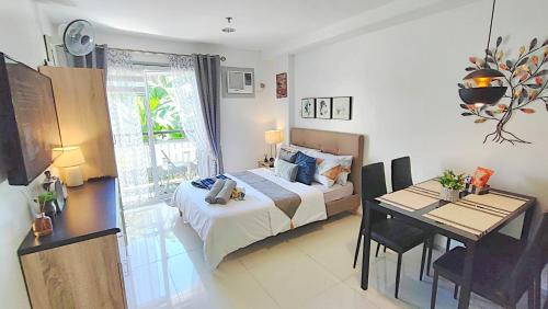 Jaro Apartment | Budget-Friendly CityCondo with Balcony & Parkview, Near CPU