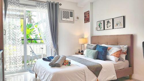 Jaro Apartment | Budget-Friendly CityCondo with Balcony & Parkview, Near CPU