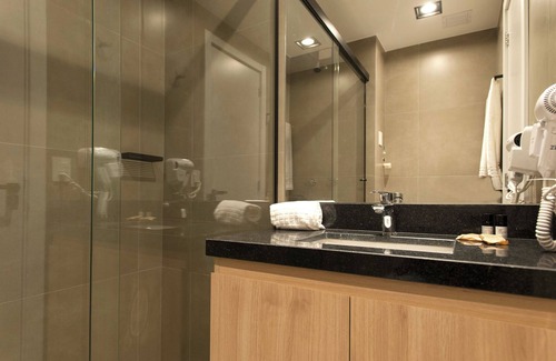 Auxiliadora Hotel | Budget-Friendly Cityhome GO 24 in Porto Alegre with Pool