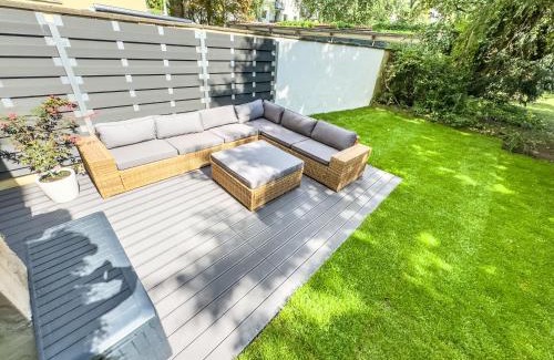 Sudstadt-Bult Apartment | Citynah: Balcony Retreat with Garden and Large Kitchen