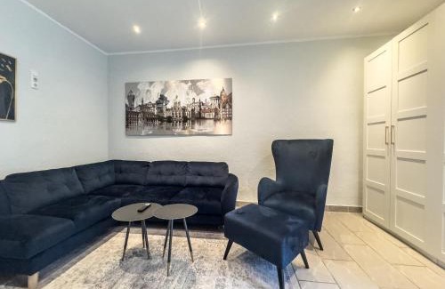 Sudstadt-Bult Apartment | Citynah: Balcony Retreat with Garden and Large Kitchen