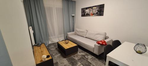 Vinnhorst Apartment | Modern Citynah Whg: Family-Friendly with Kitchen & Terrace