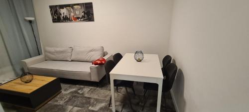 Vinnhorst Apartment | Modern Citynah Whg: Family-Friendly with Kitchen & Terrace