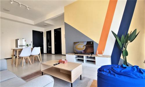 George Town Apartment | Trendy Cityscape Suite in Georgetown with Pool Access