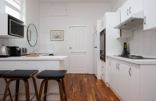 North Tamworth House | CitySide Pad: 10/10 Rated, Steps from CBD with Ocean View