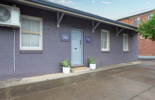 North Tamworth House | CitySide Pad: 10/10 Rated, Steps from CBD with Ocean View