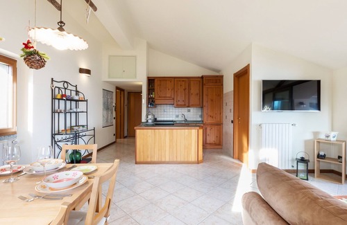 Civenna Apartment | Unforgettable Civenna Lake View Retreat with Breakfast