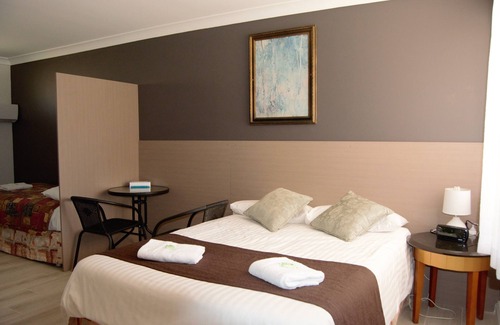 Cowra Hotel | Eco-Friendly Civic Motor Inn with Pool & Breakfast Options