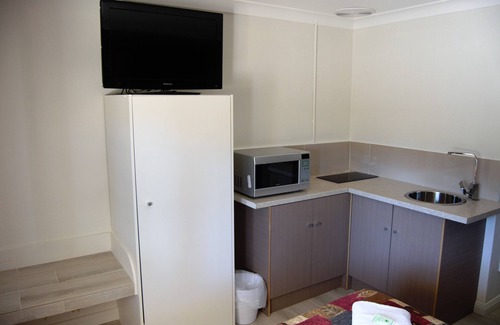 Cowra Hotel | Eco-Friendly Civic Motor Inn with Pool & Breakfast Options