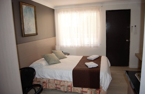 Cowra Hotel | Eco-Friendly Civic Motor Inn with Pool & Breakfast Options