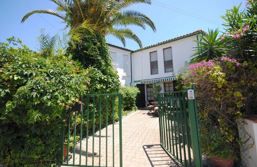 Poetto House | Charming Civico 43: Oceanfront Retreat with Garden Oasis
