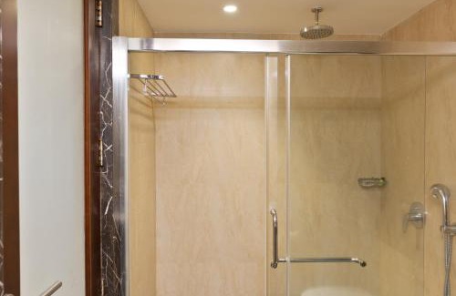 Salem Hotel | Explore CJ Pallazzio in Salem: Family-Friendly with Spa & Dining