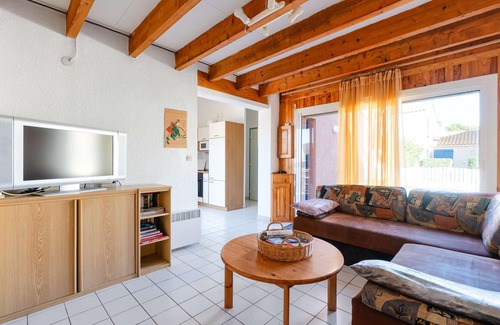 Narbonne-Plage House | Cozy CJ3 Holiday House: Oceanfront Getaway for 6