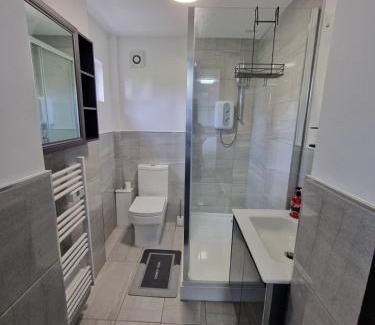 Codsall Apartment | Cozy CKB Flat: Child-Friendly Stay with 9.6/10 Rating