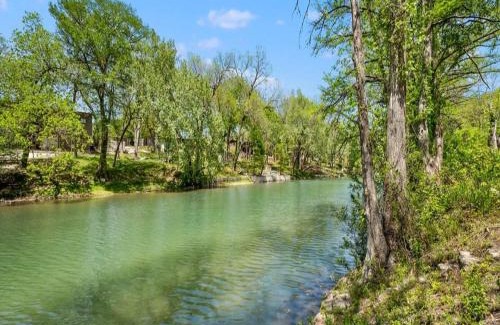 Canyon Lake House | Discover the Pet-Friendly CL 954 River Cliff Retreat