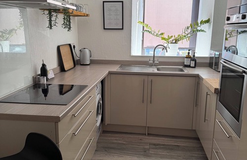 Dundee Apartment | Central Flat with Spa, Kitchen & Hot Tub - Rated 10/10
