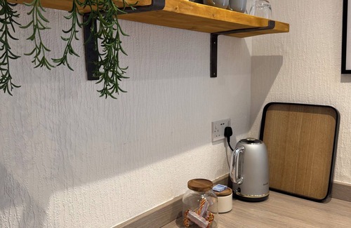 Dundee Apartment | Central Flat with Spa, Kitchen & Hot Tub - Rated 10/10