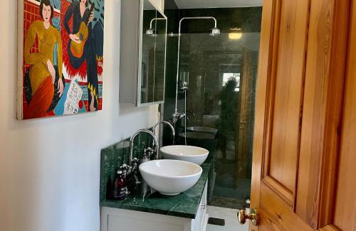 Garve Bed & Breakfast | Exceptional Clachan Garden B&B with Kitchen Amenities