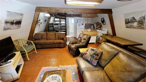 Red River House | Experience Claim Jumper A-Frame 2 by the River - Pet Friendly