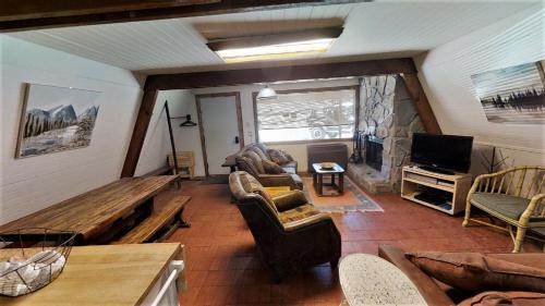 Red River House | Experience Claim Jumper A-Frame 2 by the River - Pet Friendly