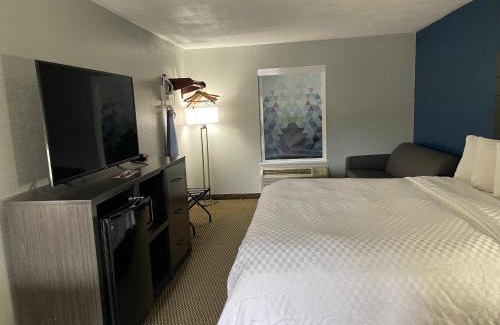 Warren Hotel | Budget-Friendly Clairmont Inn & Suites - Pet Friendly Stay