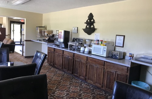 Warren Hotel | Comfortable Clairmont Inn & Suites: Family-Friendly Retreat