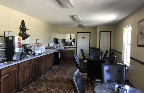 Warren Hotel | Comfortable Clairmont Inn & Suites: Family-Friendly Retreat