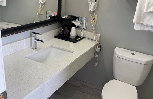 Warren Hotel | Comfortable Clairmont Inn & Suites: Family-Friendly Retreat