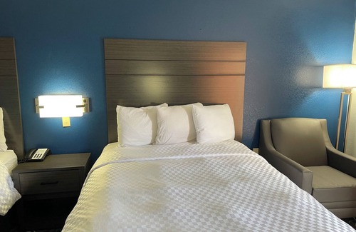 Warren Hotel | Comfortable Clairmont Inn & Suites: Family-Friendly Retreat